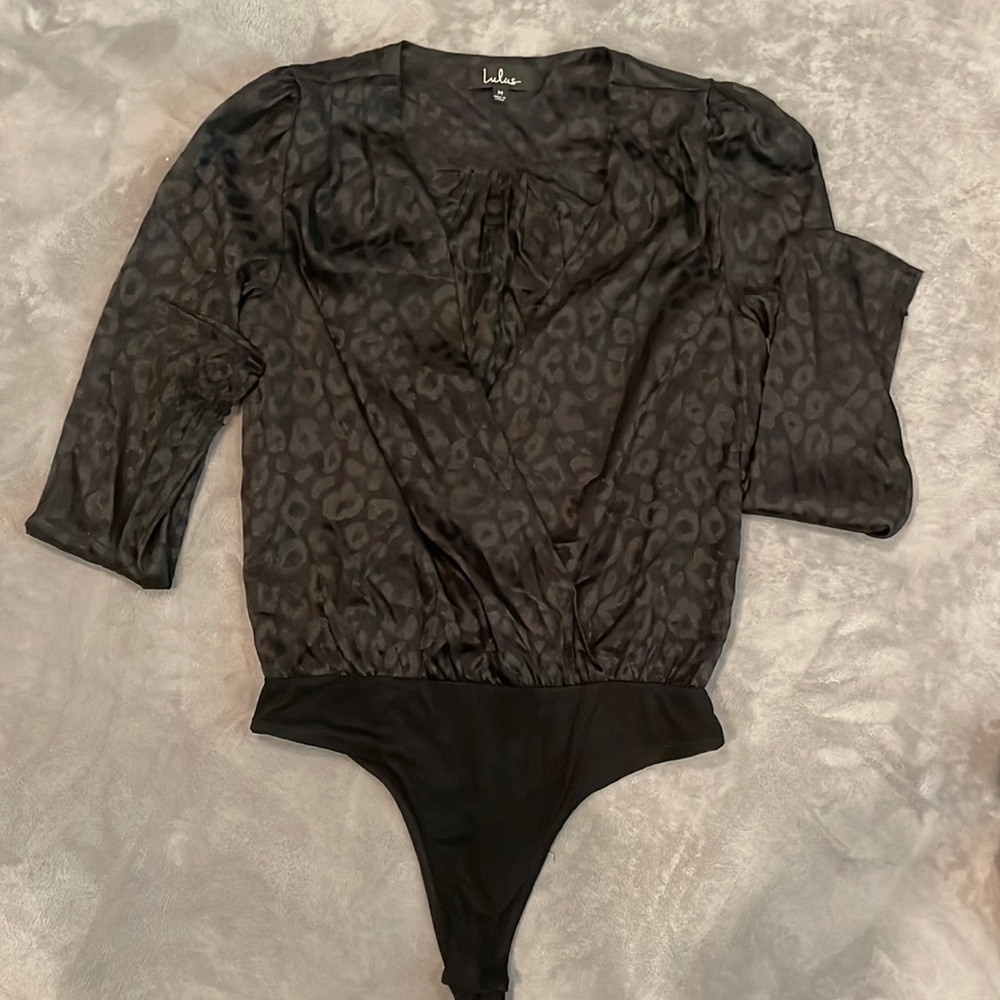 Lulu’s long sleeve V neck body suit. Black leopard print. NEVER WORN, BRAND NEW.